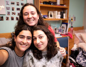 기숙사 방에 있는 여학생들